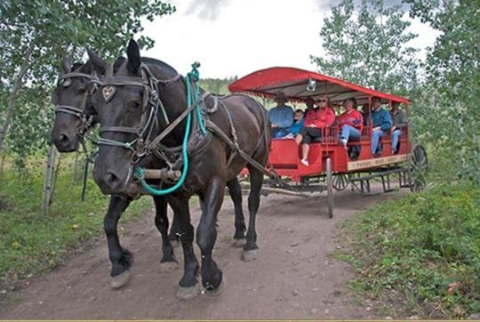 Parade Rest Ranch เวสต์เยลโลว์สโตน ภายนอก รูปภาพ