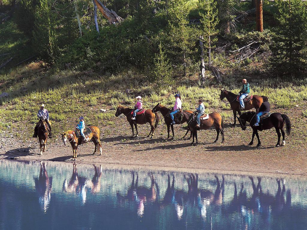 Parade Rest Ranch เวสต์เยลโลว์สโตน ภายนอก รูปภาพ